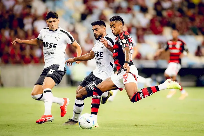 Fase do jogo entre Flamengo e Central Córdoba.