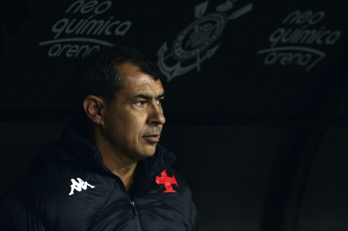 Fábio Carille ainda é técnico do Vasco