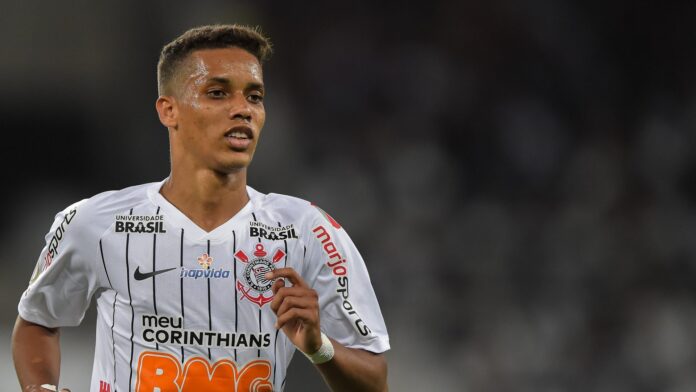 Pedrinho pode jogar contra o Corinthians - Foto: Thiago Ribeiro/AGIF.