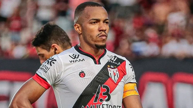 Marlon Freitas quando atuava pelo Atlético-GO