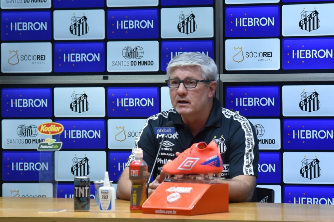 Odair Hellmann, ex-treinador do Santos, durante uma coletiva. Foto: Divulgação – Santos FC
