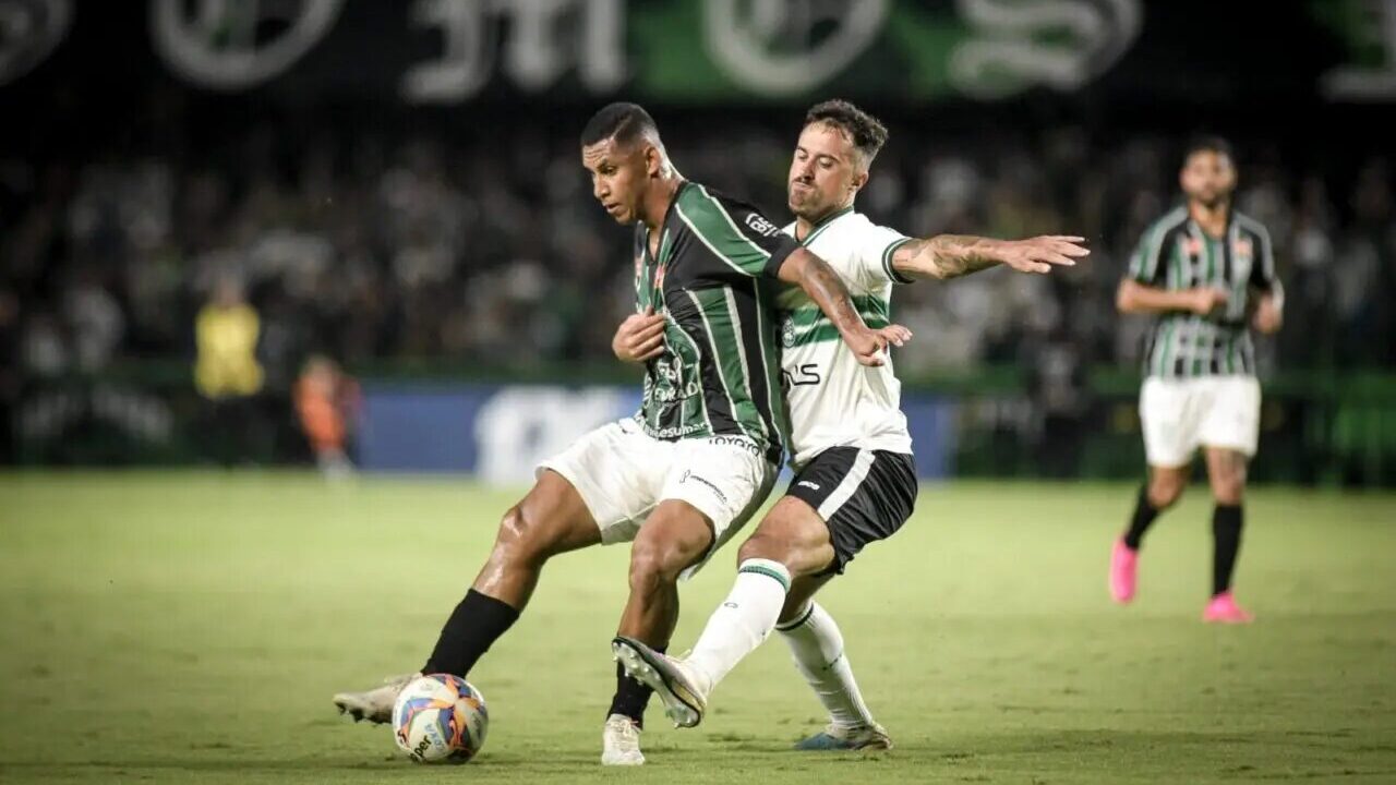 Rodrigo Santos vestindo a camisa do Fortaleza.