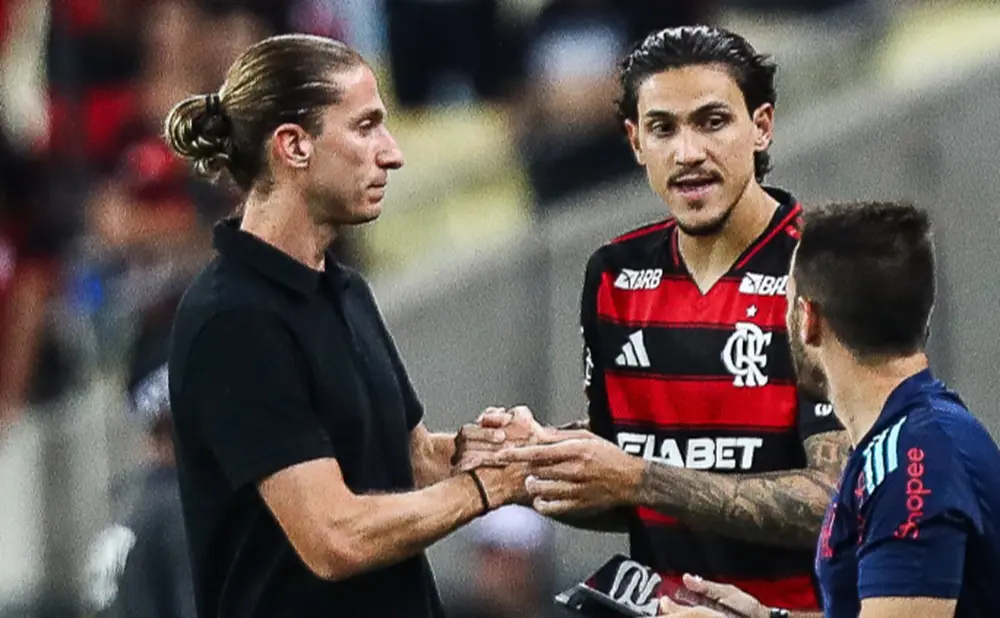 Pedro durante um jogo do Flamengo, ao lado de Filipe Luís