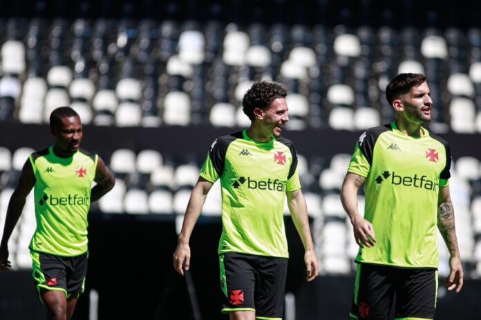 DINHEIRO JOGADO NO LIXO! Contratação do Vasco é bastante contestado