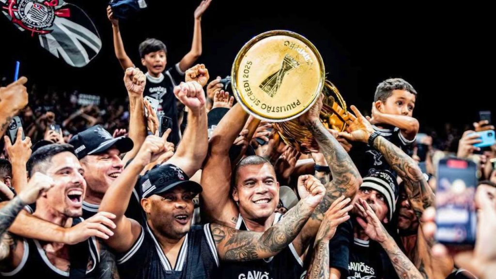 Torcida do Corinthians celebrou com a taça na mão.