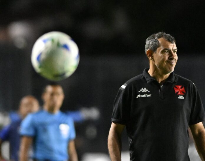 Fábio Carille está ameaçado no cargo de técnico do Vasco