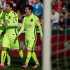Luis Suárez, Neymar Jr. e Lionel Messi comemoram durante a partida da La Liga entre Granada CF e FC Barcelona no Estádio Nuevo Los Cármenes em 28 de fevereiro de 2015, em Granada, Espanha. (Foto de Gonzalo Arroyo Moreno/Getty Images)