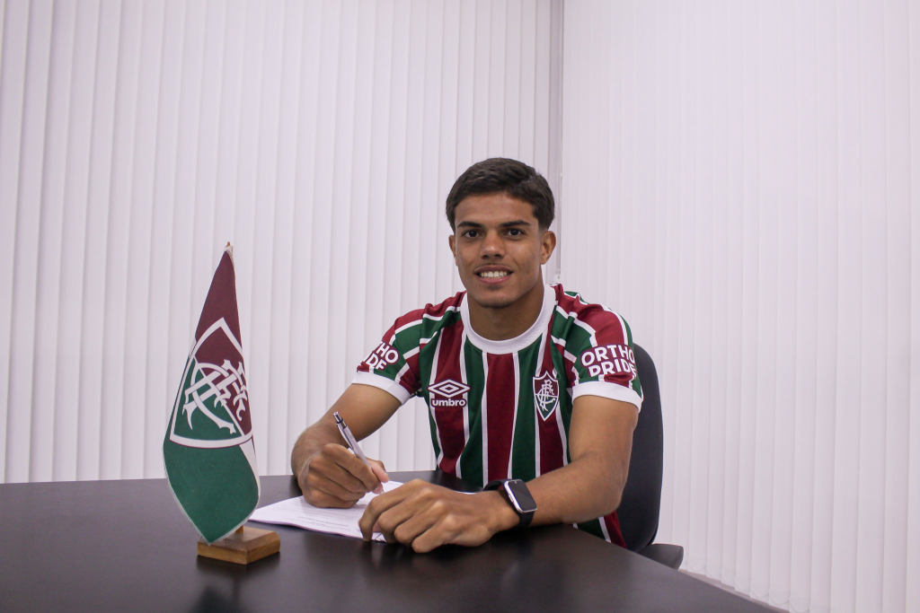 Júlio Fidélis em ação em campo