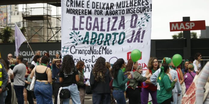 Barreiras travam aborto legal no Brasil, diz instituto ligado à OMS