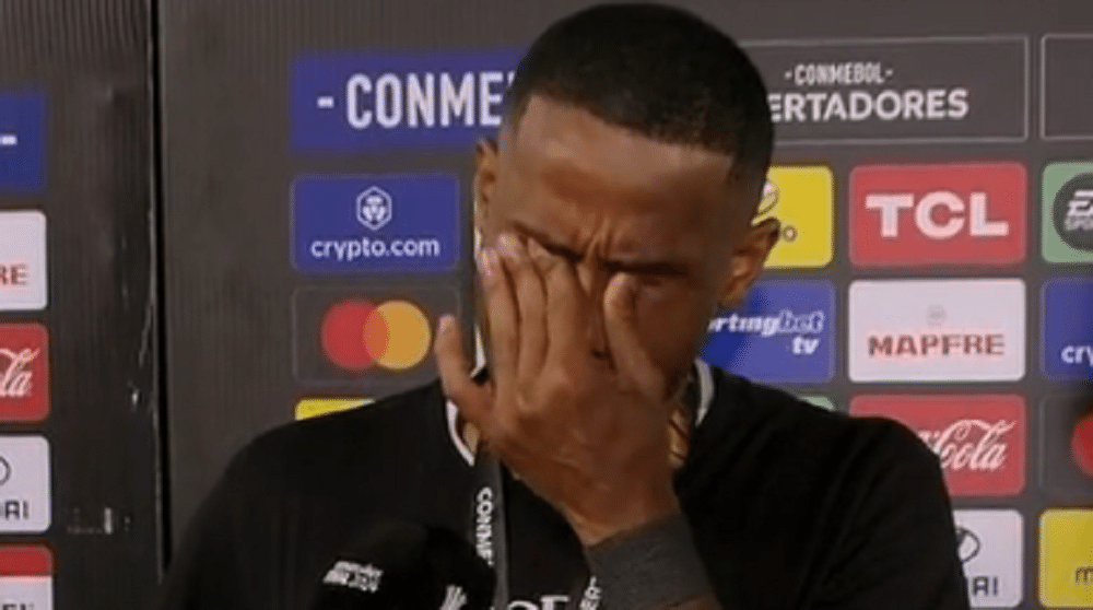 Júnior Santos chora de emoção após vitória do Botafogo sobre o Atlético-MG na final da Libertadores
