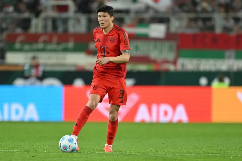 Min-jae Kim, do FC Bayern München, domina a bola durante a partida da Bundesliga entre FC Augsburg e FC Bayern München, realizada na WWK-Arena em 4 de abril de 2025, em Augsburg, Alemanha.