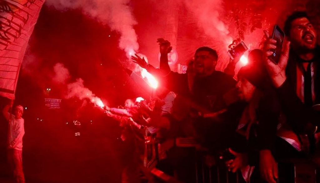 ‘Rua de sangue’ feita pela torcida do São Paulo. (Foto: Rubens Chiri/SPFC)