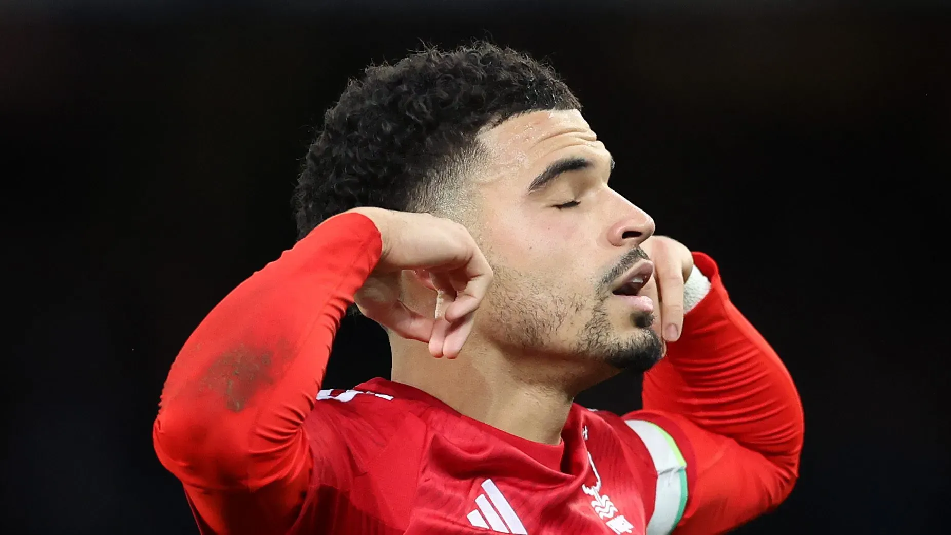 Com a janela de transferências se aproximando, o Manchester City intensifica a busca por um jogador que una técnica e vigor físico no meio-campo. (Photo by Alex Livesey/Getty Images)