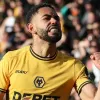 Matheus Cunha, alvo do Manchester United, em campo, de camisa amarela.