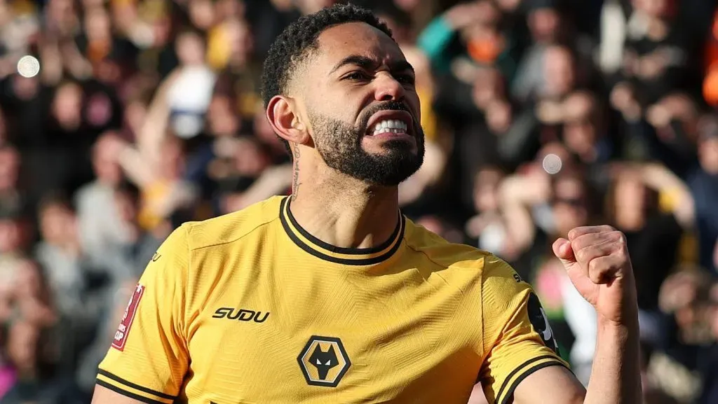 Matheus Cunha, com a camisa amarela, do Wolves, alvo do Manchester United. (Foto por Ryan Pierse/Getty Images)