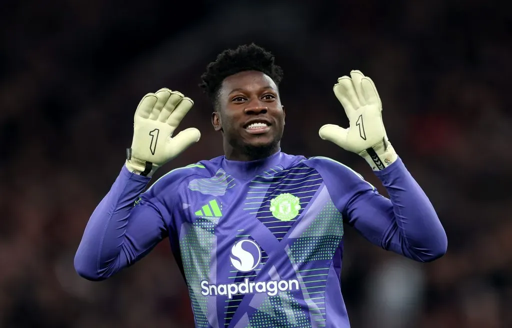 Goleiro Andre Onana provocou a torcida do Lyon após o Manchester United estar ganhando por 2 a 0, mas no segundo tempo, o goleiro sofreu o empate com gols de Tagliafco e Tolisso. (Photo by Carl Recine/Getty Images)