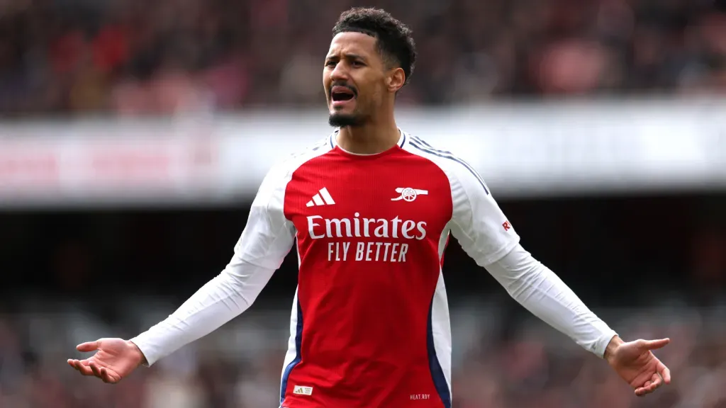 William Saliba durante jogo pelo Arsenal na Premier League