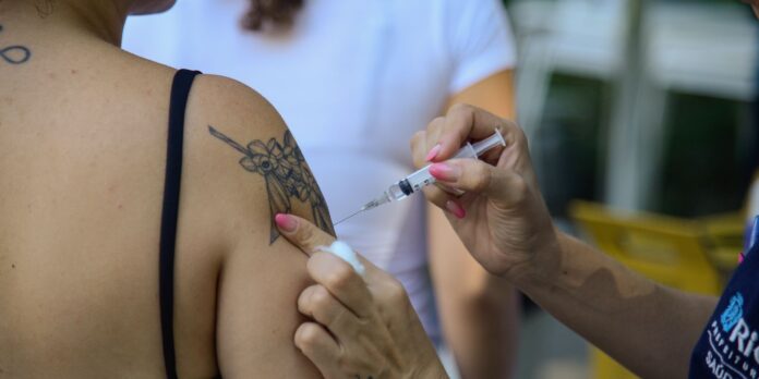 Cidade do Rio estende vacina contra dengue para jovens de 19 e 20 anos