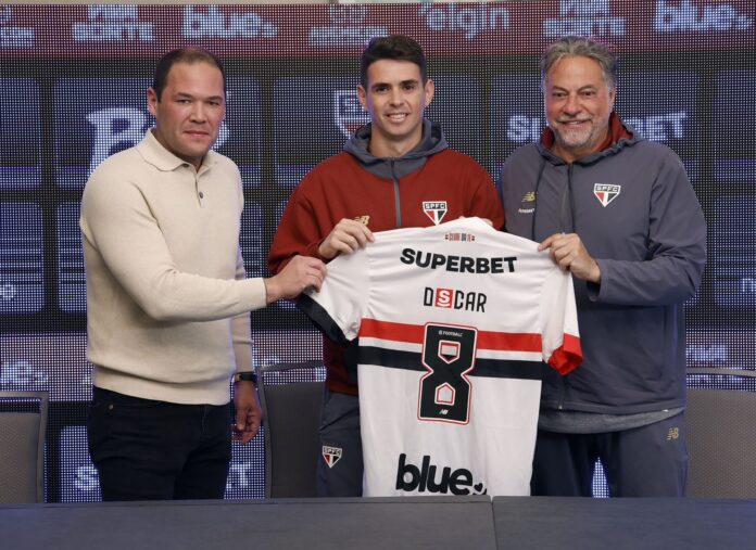 Oscar chega como principal reforço do São Paulo em 2025. (Foto: Rubens Chiri/SPFC)