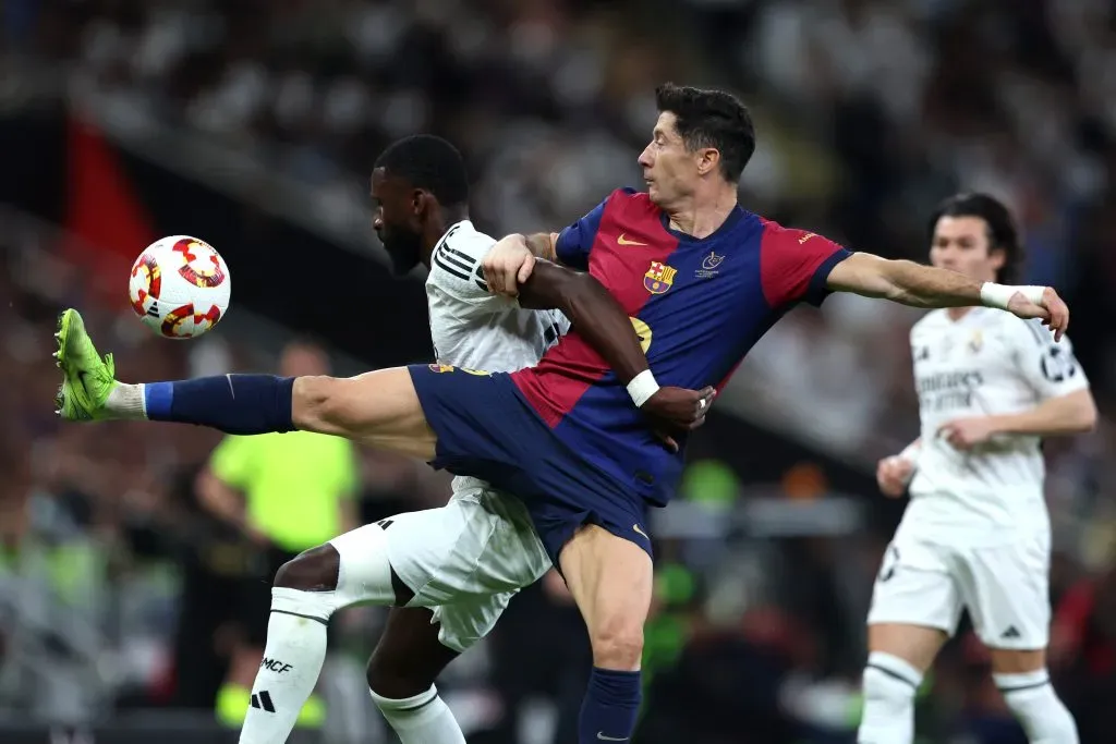 Robert Lewandowski disputa a posse de bola com Antonio Rüdiger durante a final da Supercopa da Espanha.