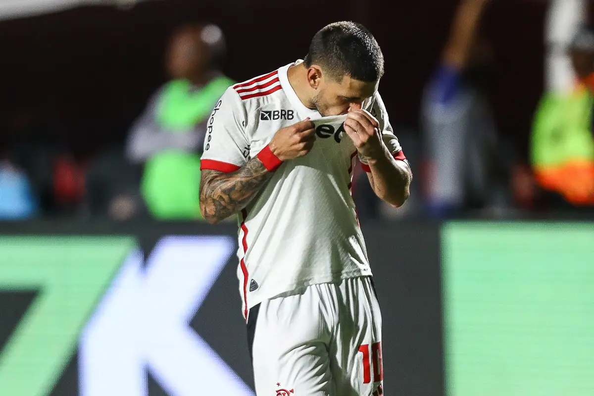 Arrascaeta beijando o escudo do Flamengo