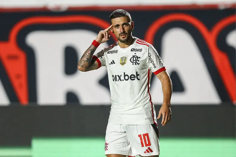 Arrascaeta em jogo contra Vitória