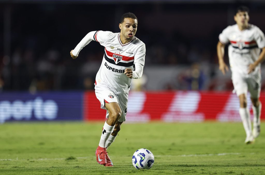Alves ganha espaço no Tricolor. (Foto: Rubens Chiri/SPFC)