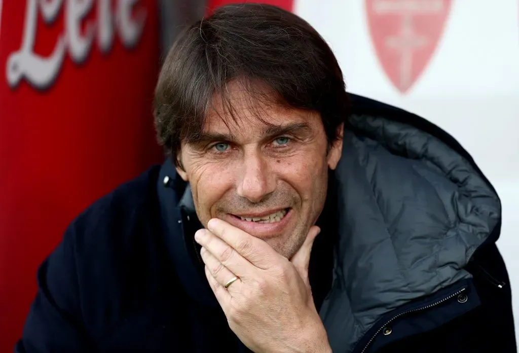 Antonio Conte, técnico do Napoli, observa antes da partida da Série A entre Monza e Napoli no Estádio U-Power, em 19 de abril de 2025, em Monza, Itália. (Foto de Marco Luzzani/Getty Images)
