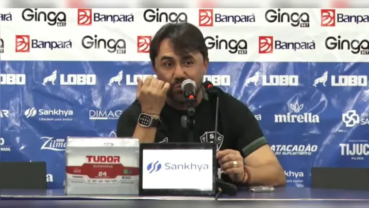 Treinador Luizinho Lopes durante coletiva
