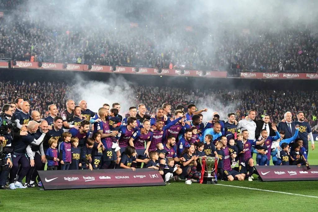 Jogadores do FC Barcelona comemoram com o troféu da La Liga após a vitória durante a partida contra o Levante UD no Camp Nou.