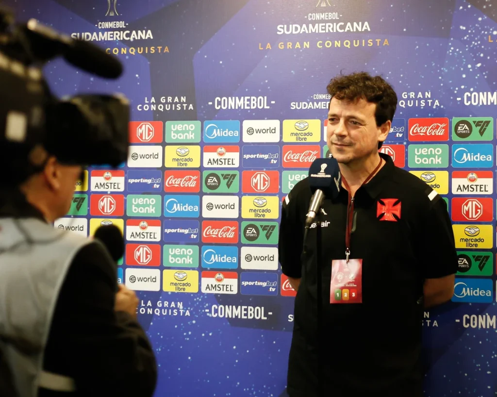 Fernando Diniz, novo técnico do Vasco, durante coletiva de imprensa