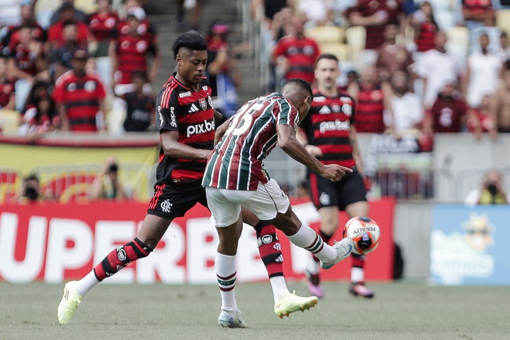 Jogadores do Fluminense em ação.