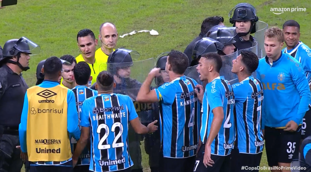 Nota de R$ 2, cusparada e revolta: súmula de Grêmio x CSA revela caos absoluto
