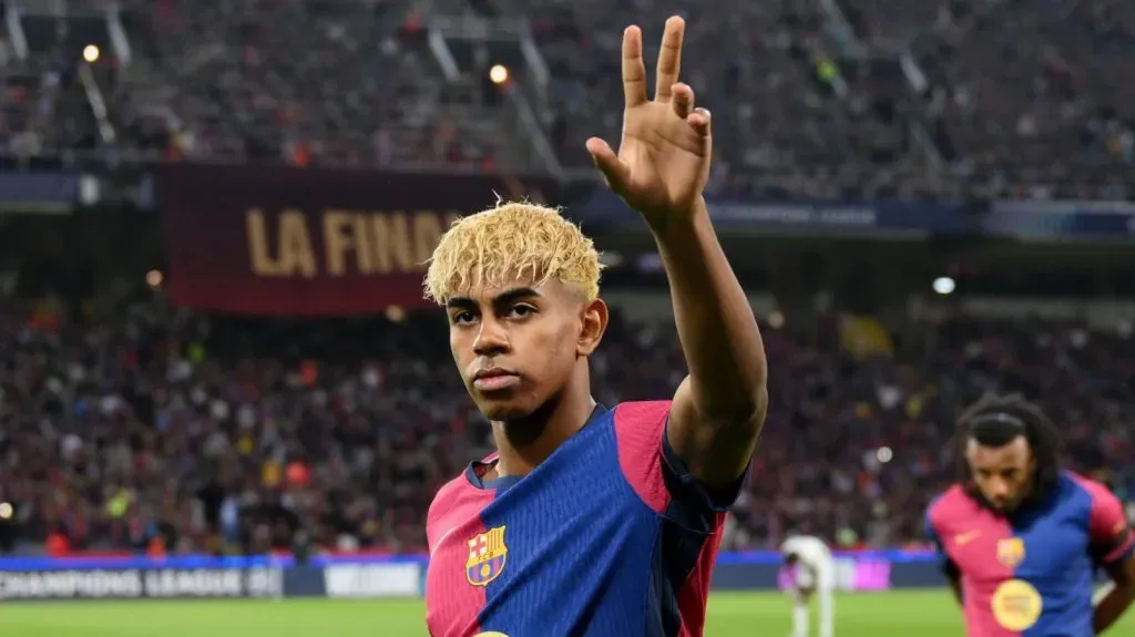 BARCELONA, ESPANHA - 30 DE ABRIL: Lamine Yamal do FC Barcelona agradece aos torcedores antes da partida de primeira mão da semifinal da UEFA Champions League 2024/25 entre FC Barcelona e FC Internazionale Milano no Estadi Olimpic Lluis Companys em 30 de abril de 2025 em Barcelona, Espanha.
