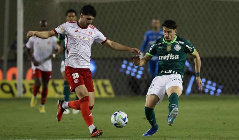 Piquerez disputando bola