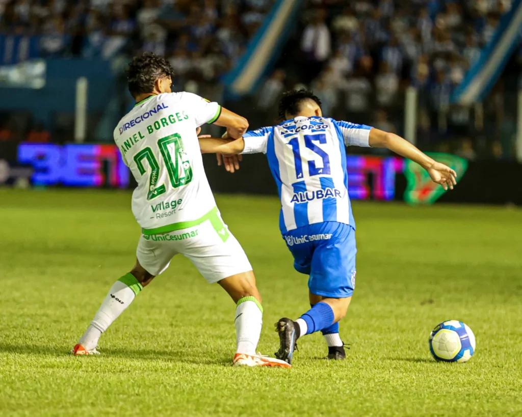 Momentos da partida entre América-MG e Paysandu