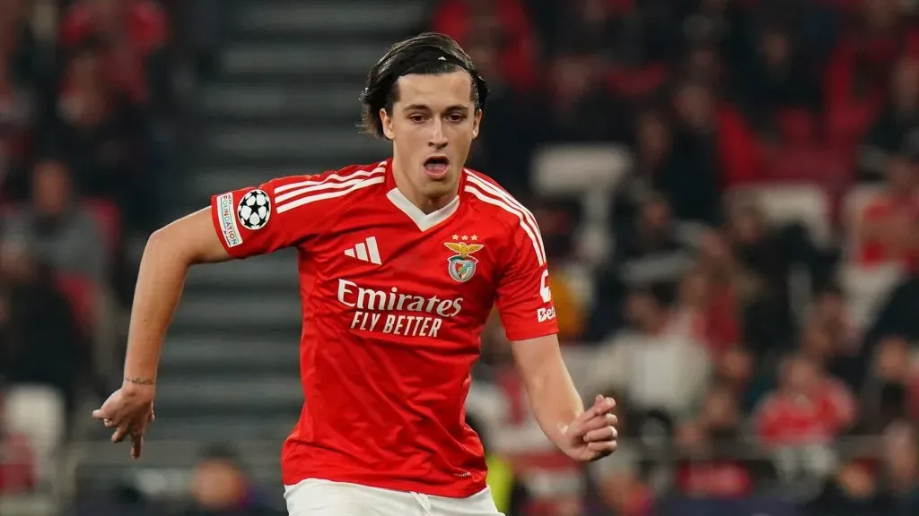 Álvaro Carreras do SL Benfica em ação durante a Liga dos Campeões da UEFA 2024/25.