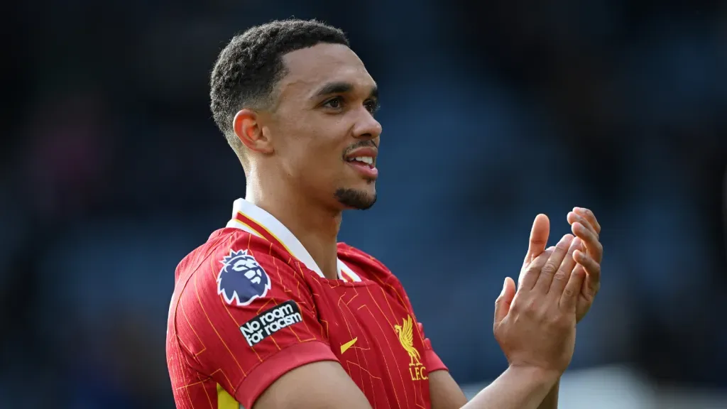 Trent Alexander-Arnold aplaude durante partida pelo Liverpool