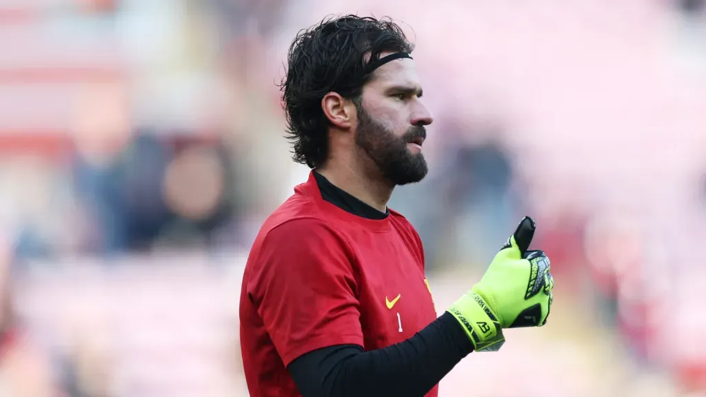 Alisson antes de partida pelo Liverpool na Premier League
