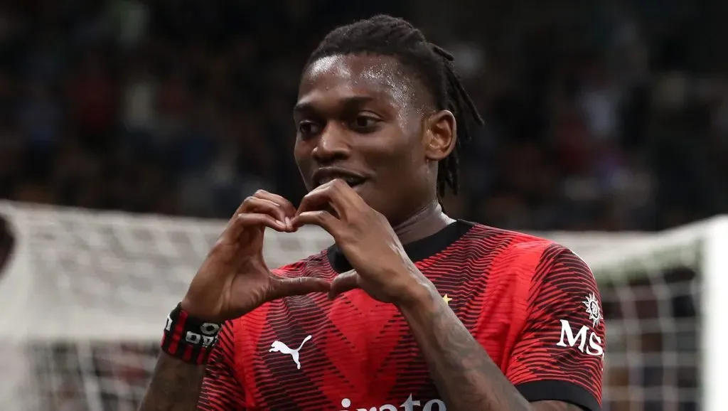 Rafael Leão, de camisa vermelha do Milan. (Photo by Marco Luzzani/Getty Images)