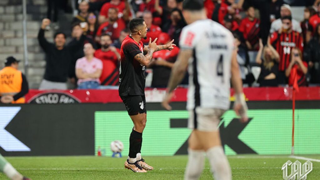 Jogador do Athletico Paranaense comemora gol