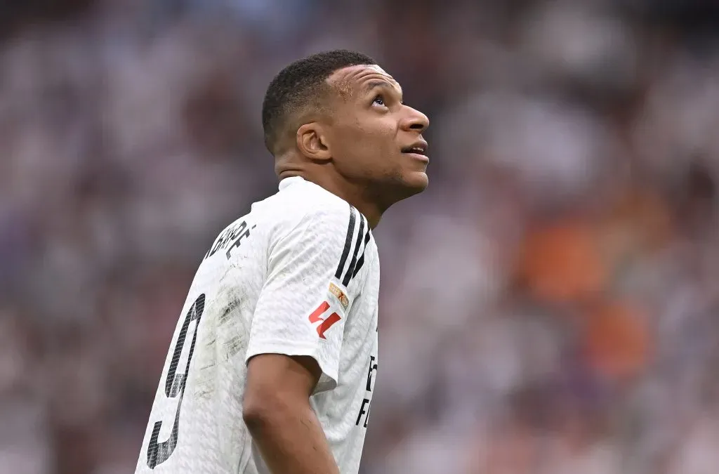 Mbappé olha para cima