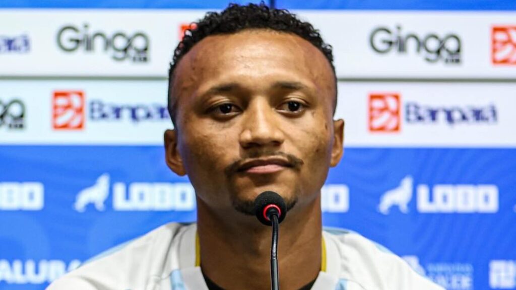 Reverson apresentado como atleta bicolor