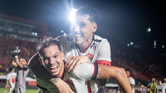 Após não tomar gol pela primeira vez na Série A 2025, Vitória deve fixar a formação com três zagueiros