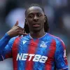 Eberechi Eze, do Crystal Palace, comemora o primeiro gol de sua equipe durante a partida da Premier League entre Tottenham Hotspur FC e Crystal Palace FC no Tottenham Hotspur Stadium, em 11 de maio de 2025, em Londres, Inglaterra. (Foto de Julian Finney/Getty Images)