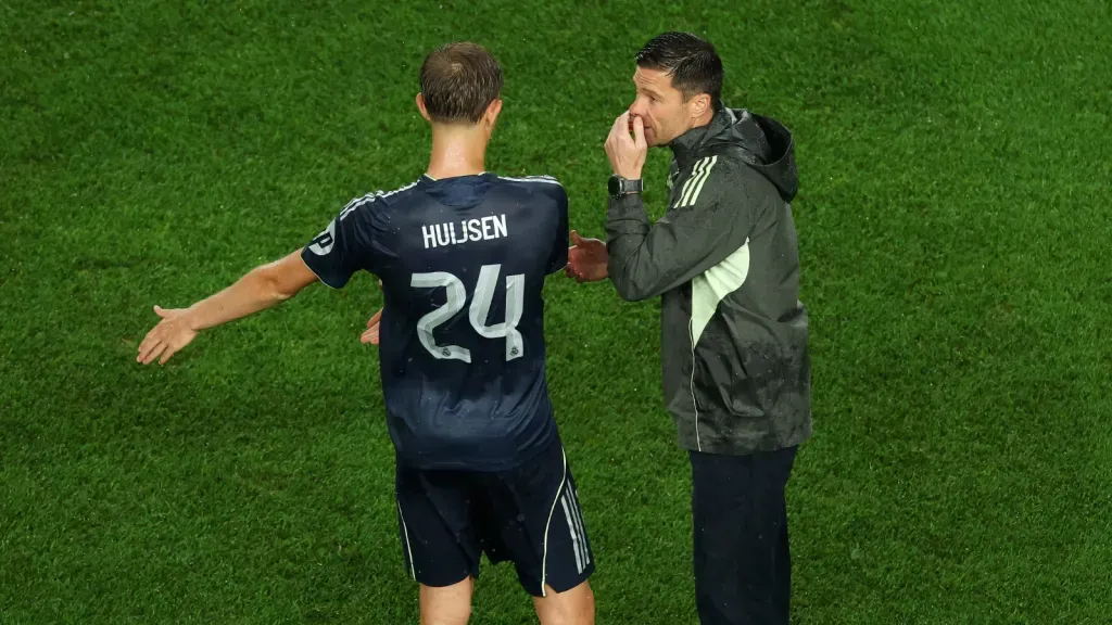 Dean Huijsen conversando com Xabi Alonso em partida do Real Madrid no Mundial de Clubes (Photo by Luke Hales/Getty Images)