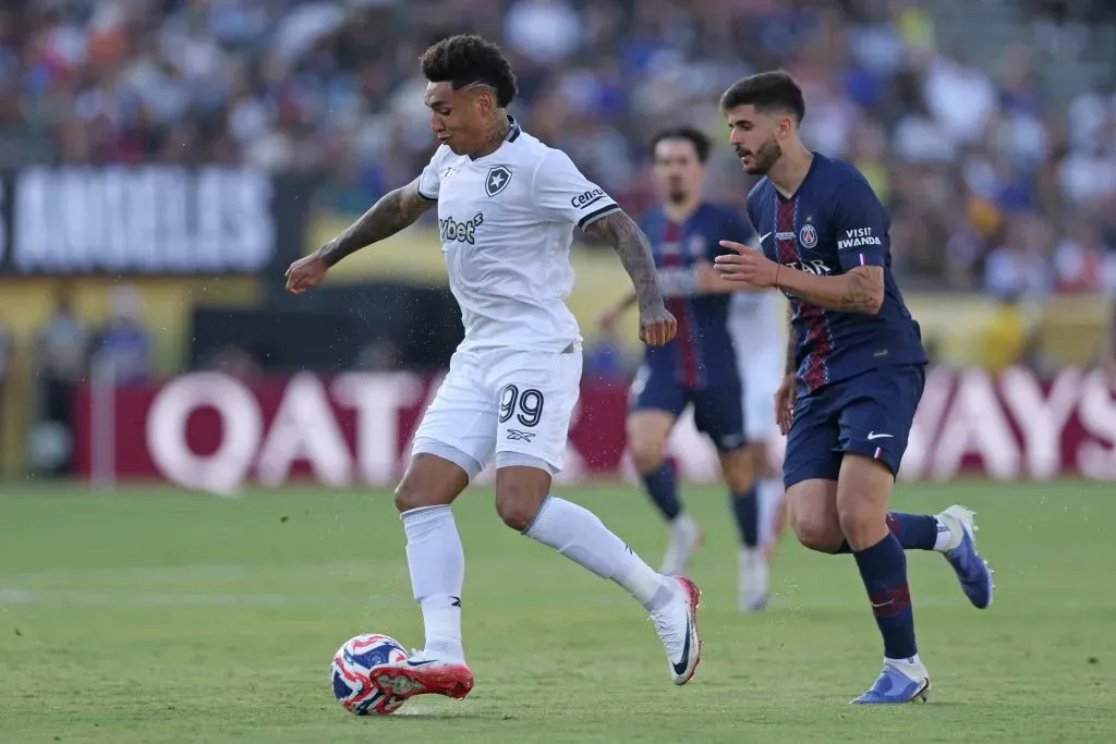 Lucas Beraldo ganhou espaço após expulsão de Pacho. (Photo by Stu Forster/Getty Images)
