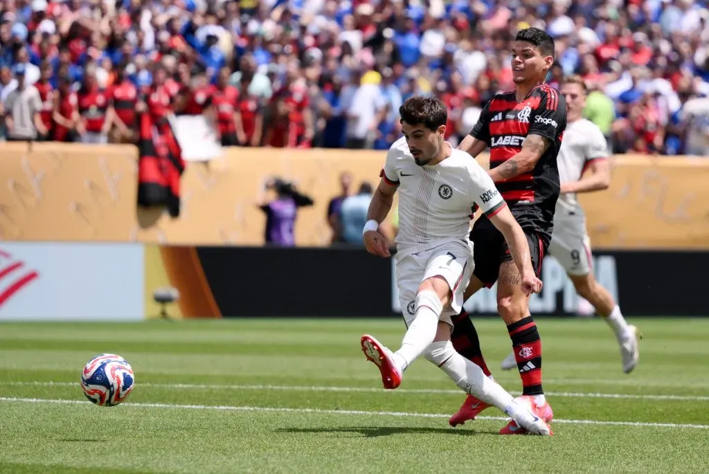 Pedro Neto em ação durante partida