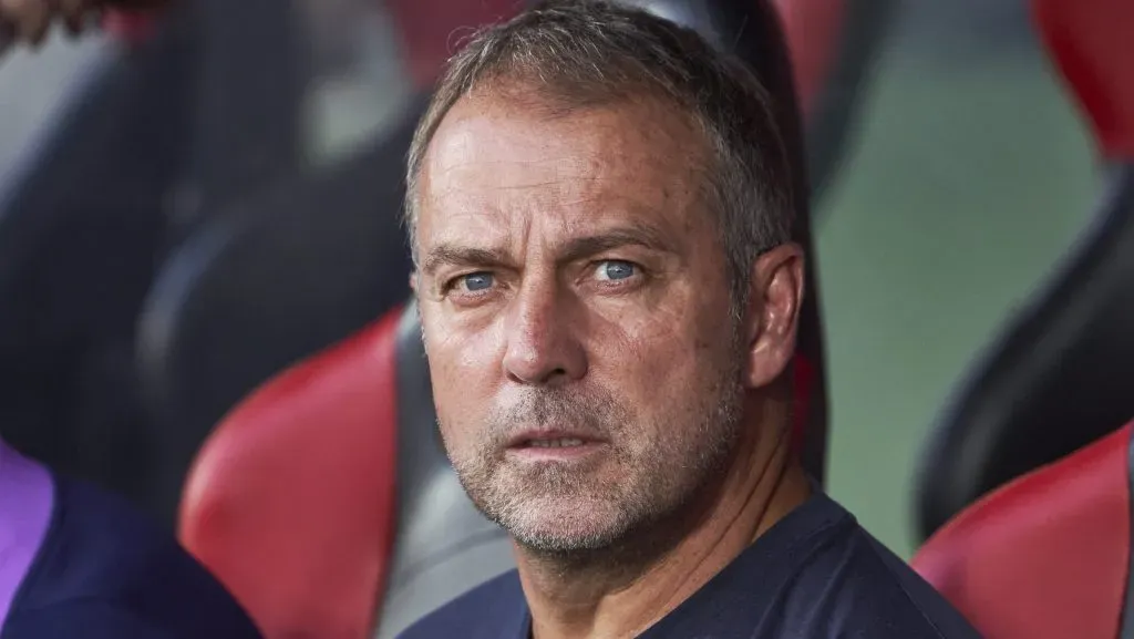 Hansi Flick, treinador do Barcelona, com a camisa azul
