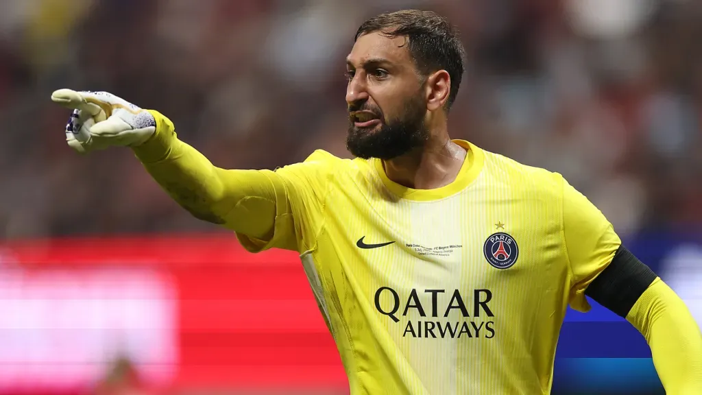 Donnarumma apontando para o lado durante partida pelo PSG